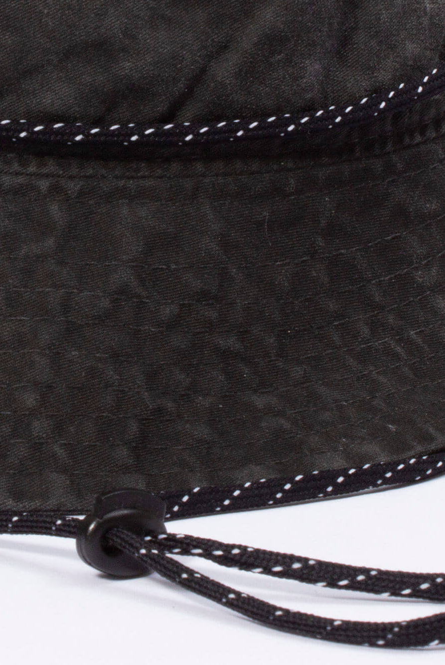 Chapéu Bucket Tingido Preto da Greenish, acessório estiloso com cadarço e regulador, ideal para proteção solar.