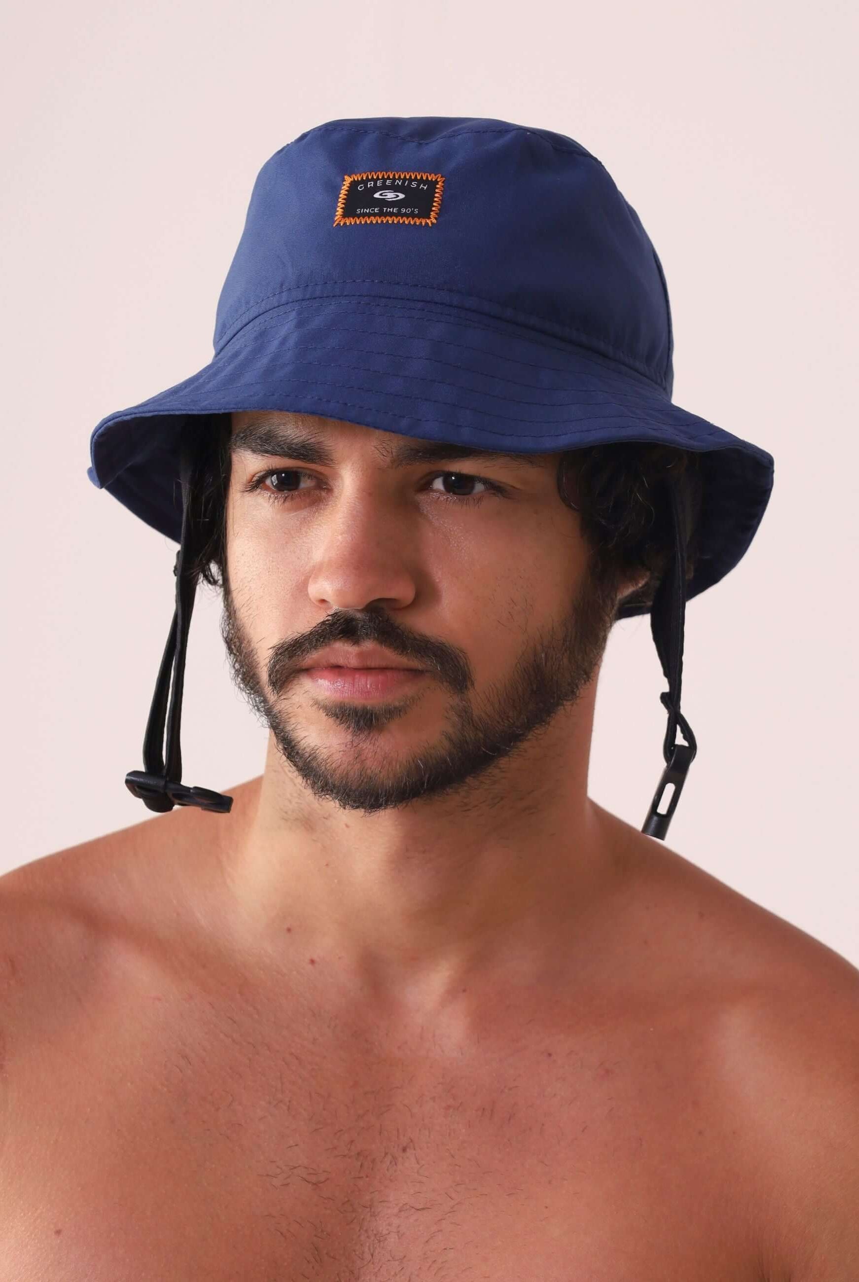 Homem usando Chapeu Bucket Sport - Azul Marinho da Greenish, com aba maleável e ajustável, ideal para atividades ao ar livre.