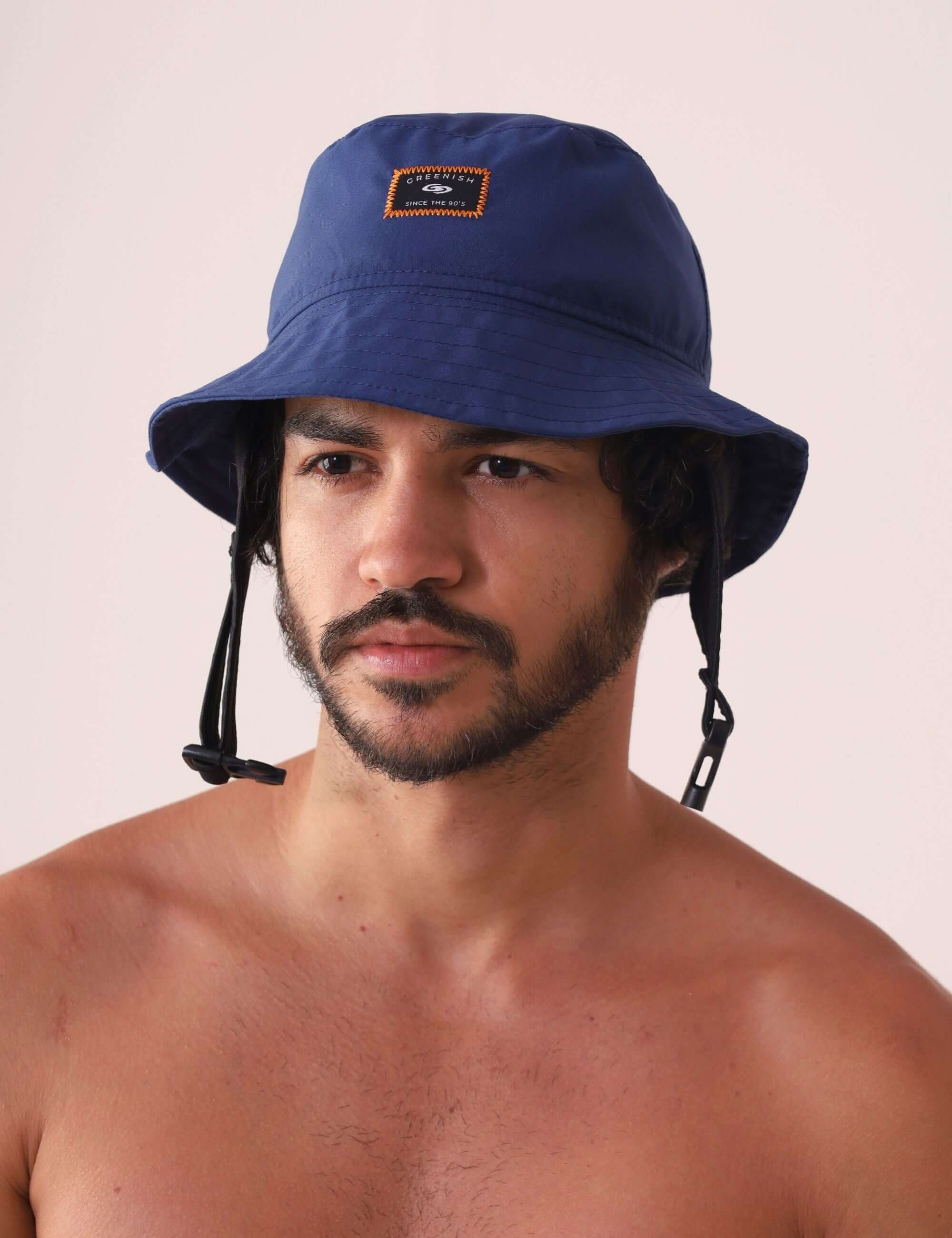Homem usando Chapeu Bucket Sport - Azul Marinho da Greenish, com aba maleável e ajustável, ideal para atividades ao ar livre.