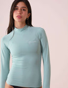 Mulher vestindo COLETE FEMININO SOUL - VERDE MENTA da Greenish, destaque para esportes ao ar livre com proteção UV e secagem rápida.