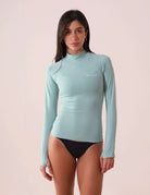 Mulher vestindo COLETE FEMININO SOUL - VERDE MENTA da Greenish, ideal para esportes ao ar livre, com proteção UV e secagem rápida.