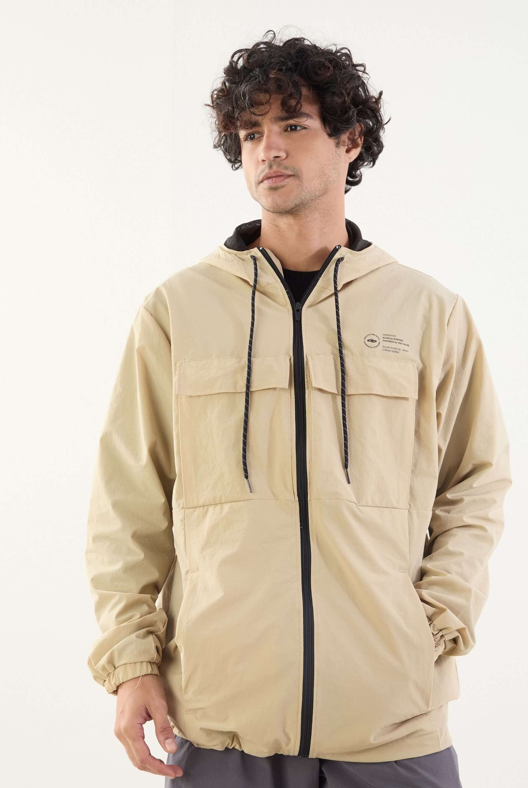 Corta Vento Ocean bege da Greenish: leve, resistente e ideal para atividades ao ar livre.