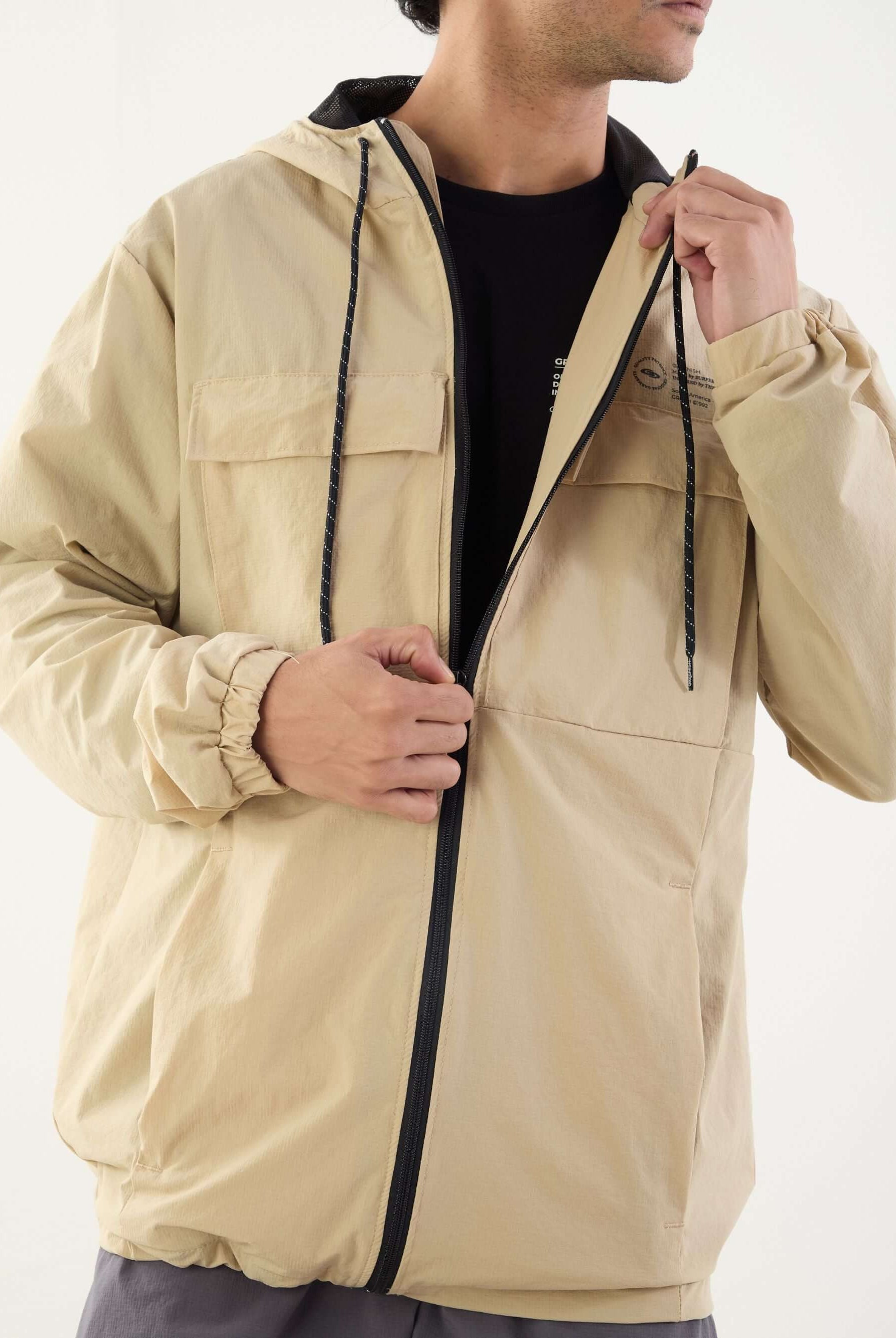 Corta Vento Ocean bege da Greenish, leve, resistente à água, ideal para atividades ao ar livre e clima instável.