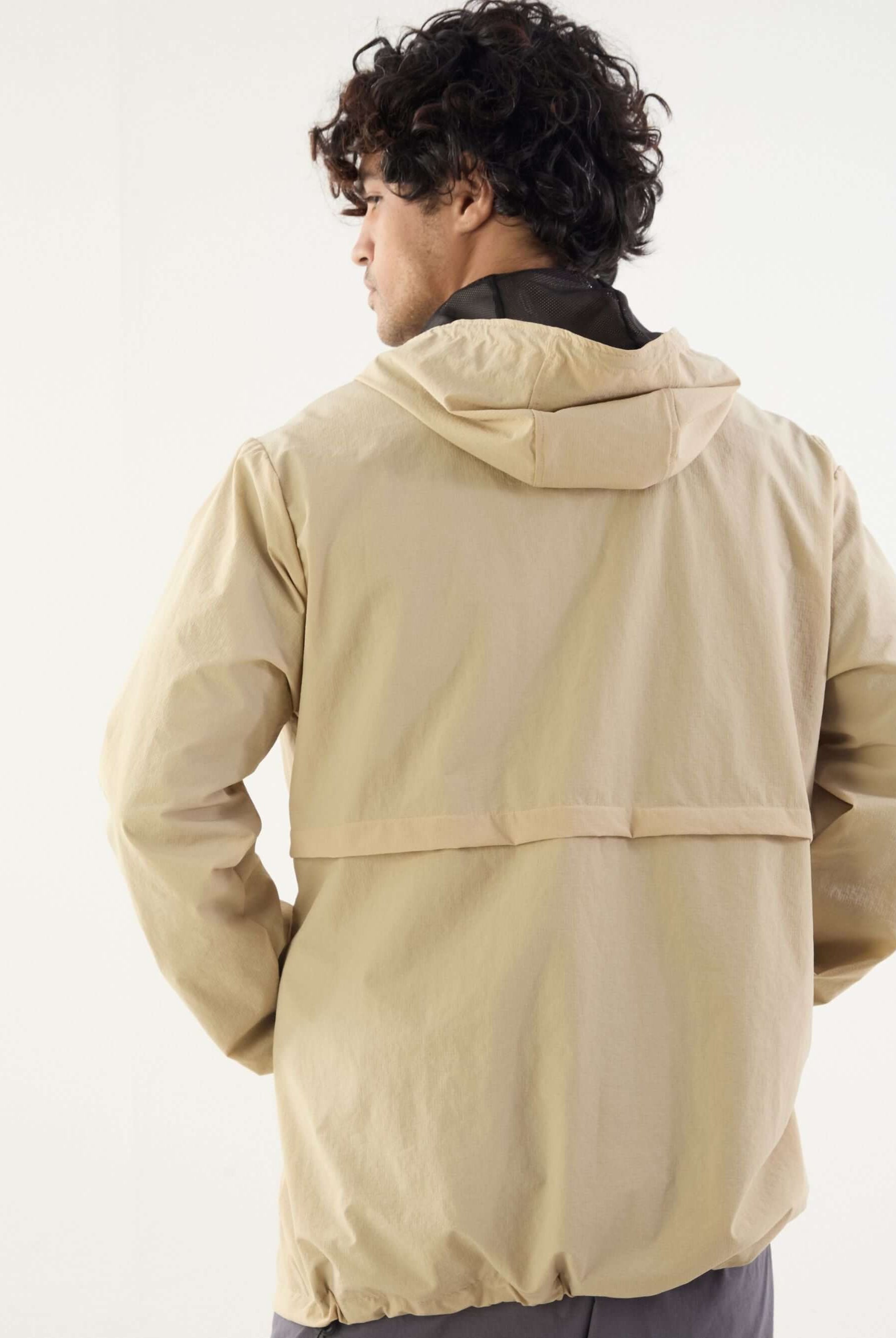 Corta Vento Ocean Beige da Greenish, ideal para atividades ao ar livre, combinando estilo e proteção.