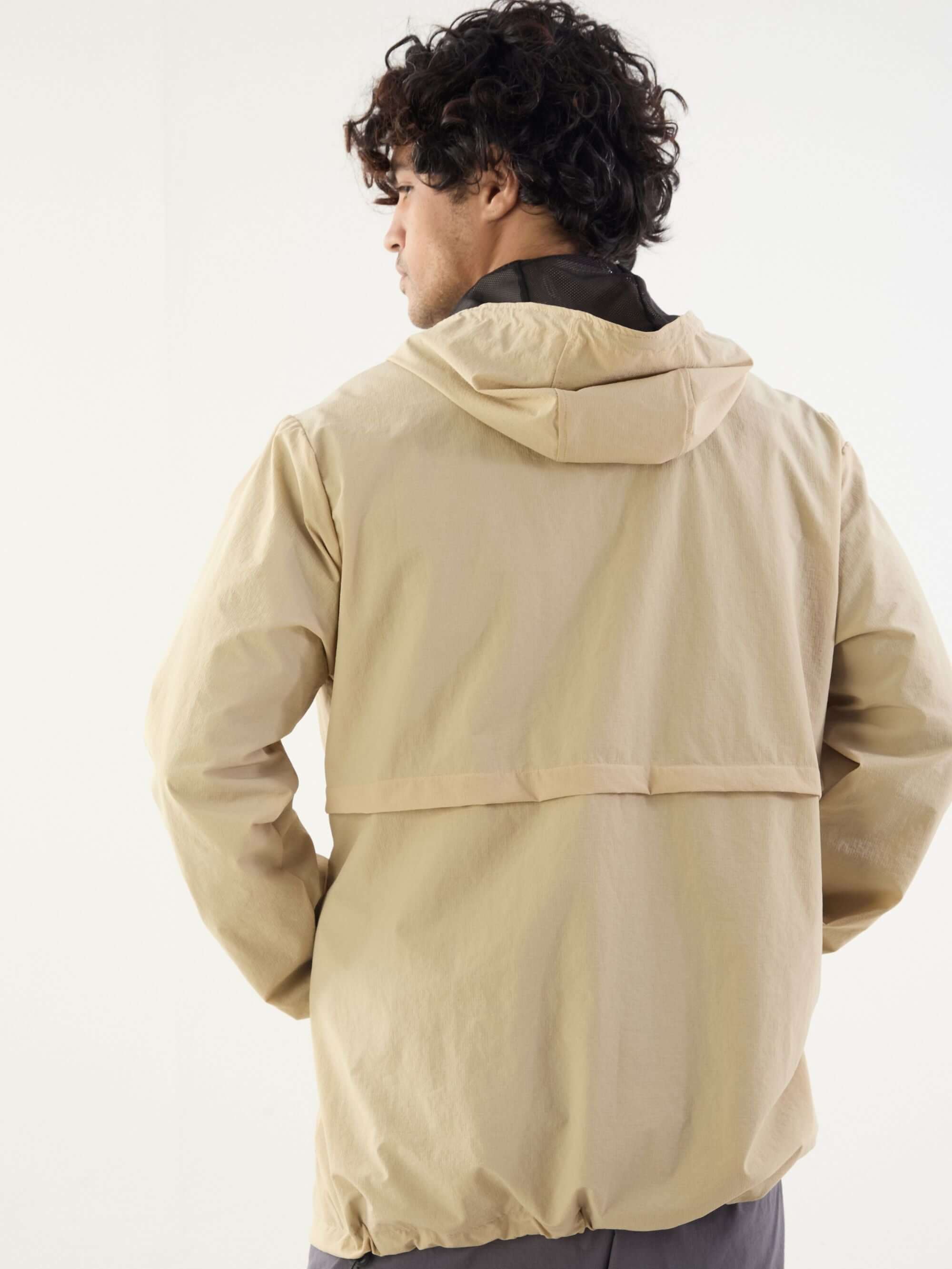 Corta Vento Ocean Beige da Greenish, ideal para atividades ao ar livre, combinando estilo e proteção.