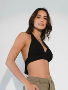 Cropped frente única Helô em preto da marca Greenish, com decote cruzado e amarração, ideal para todas as ocasiões.