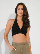 Cropped Helô preto da Greenish, com decote cruzado e amarração, ideal para todas as ocasiões.