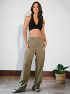 Modelo usando cropped preto Helô da marca Greenish com calça ampla, mostrando estilo e conforto.