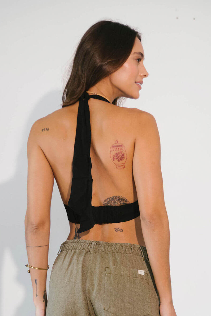 Cropped Helô preto feminino com amarração no pescoço, modelagem adaptável e tecido duplo, marca Greenish.