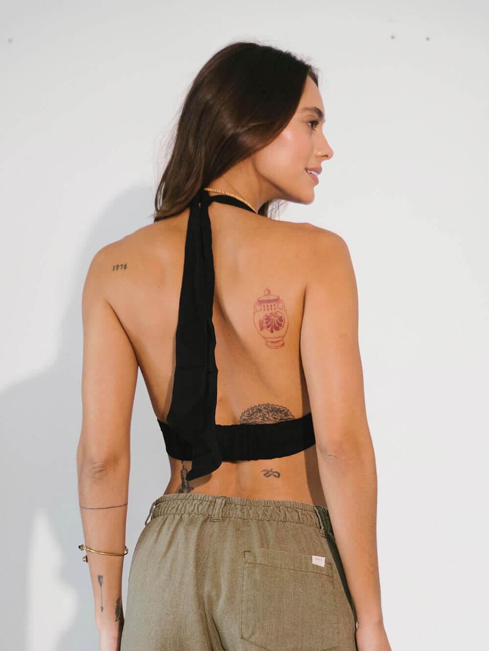 Cropped Helô preto feminino com amarração no pescoço, modelagem adaptável e tecido duplo, marca Greenish.