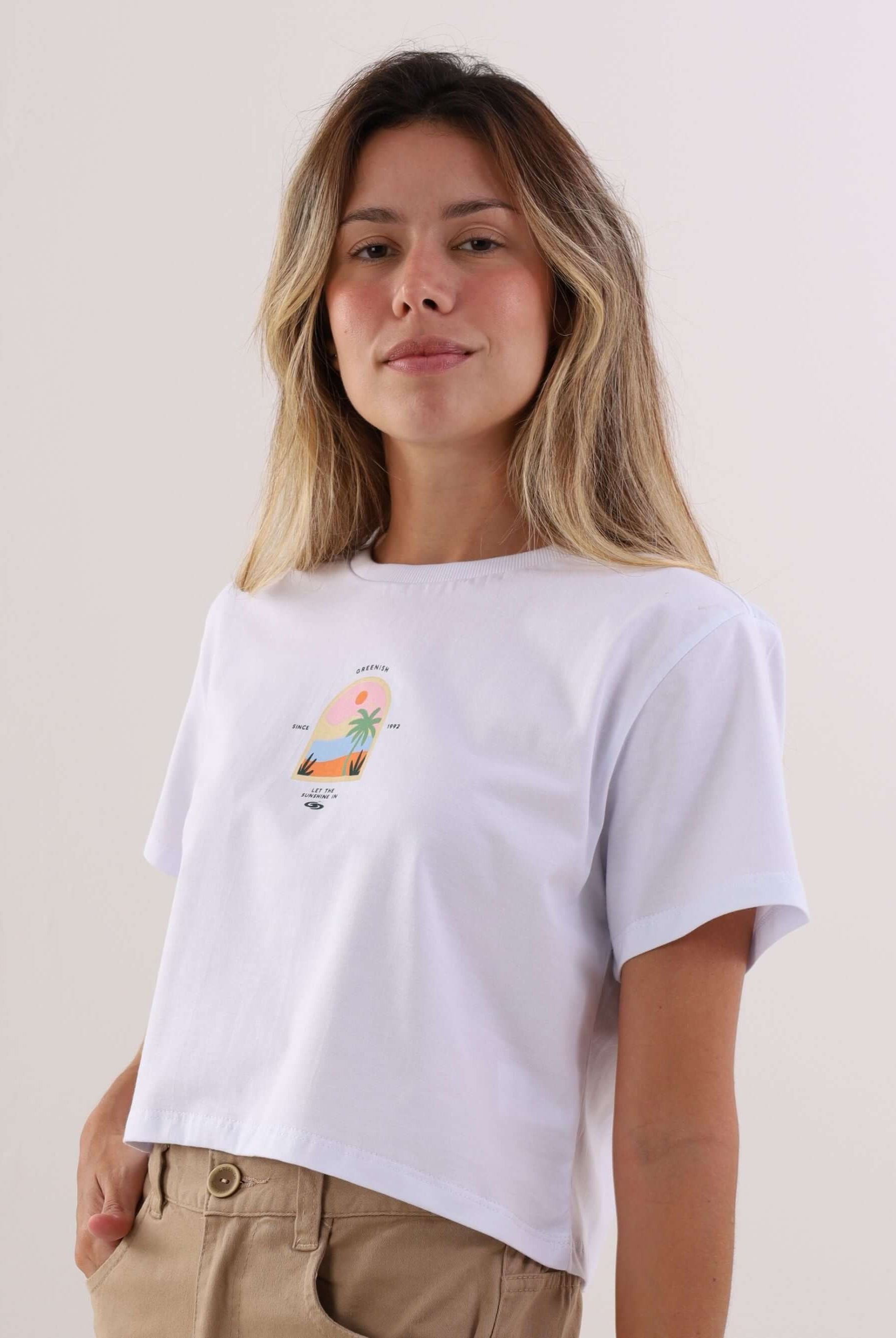 Camiseta cropped Oasis View Branco da marca Greenish, modelo casual feminino com estampa tropical.