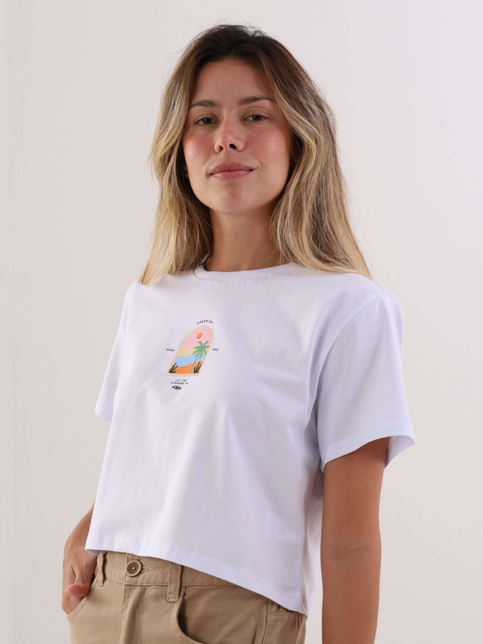 Camiseta cropped Oasis View Branco da marca Greenish, modelo casual feminino com estampa tropical.
