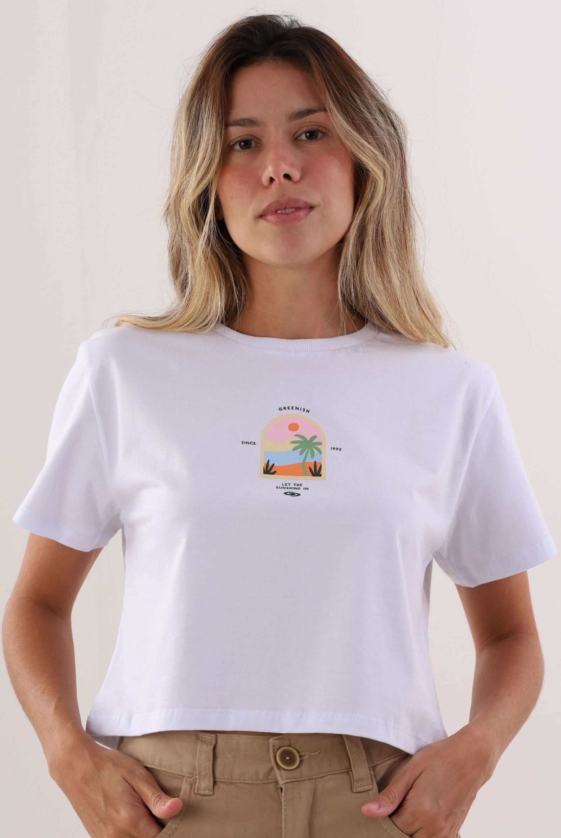 Camiseta cropped branca com estampa de pôr do sol e palmeiras da marca Greenish.