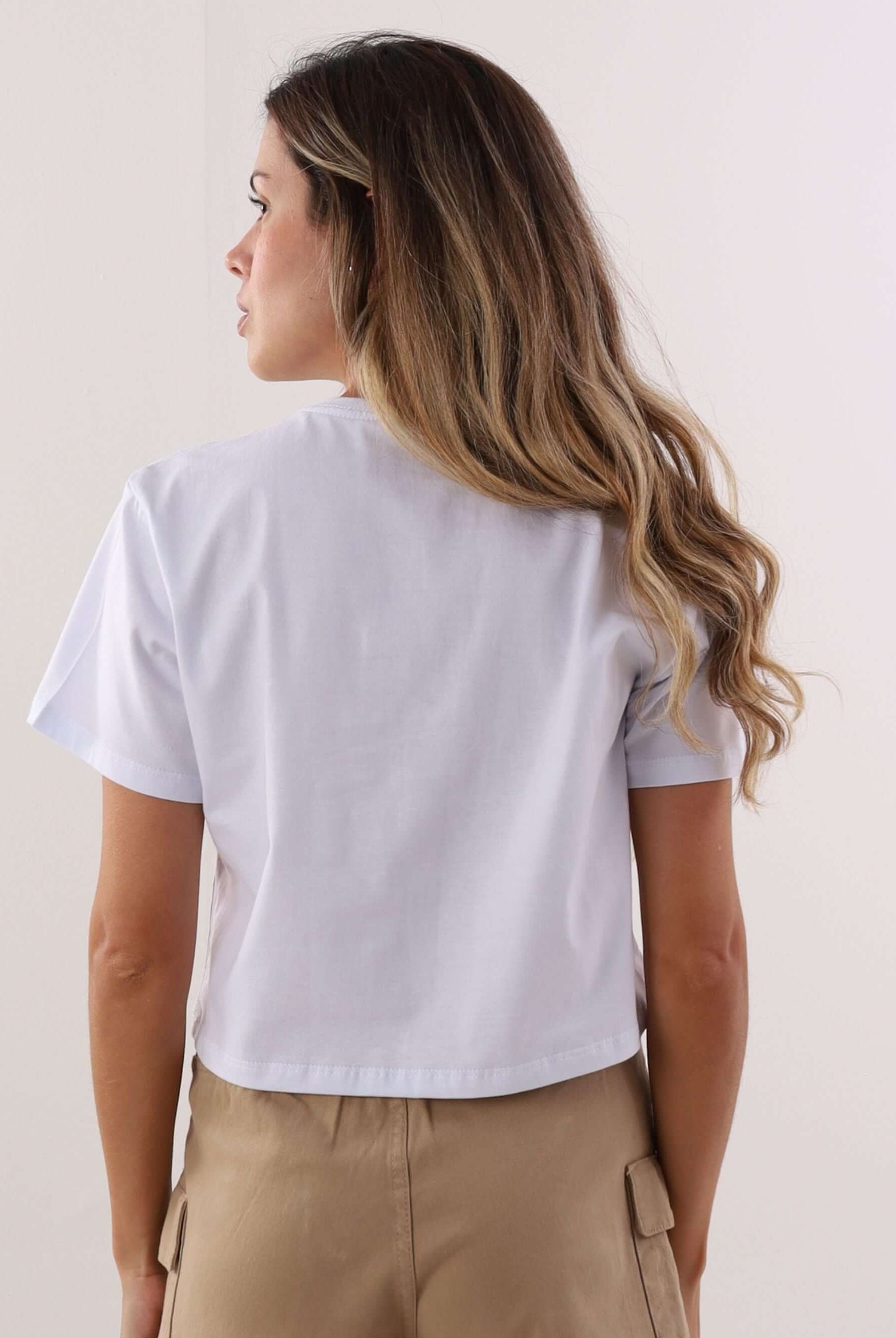 Camisa cropped branca da Greenish, perfeita para um look moderno e casual.