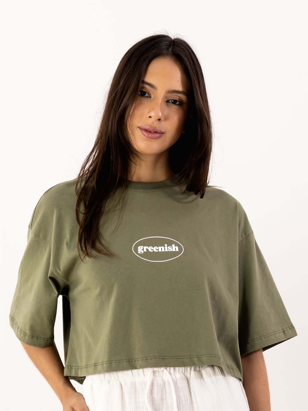 Camiseta cropped oversized verde da marca Greenish, modelo feminino com design confortável e moderno.