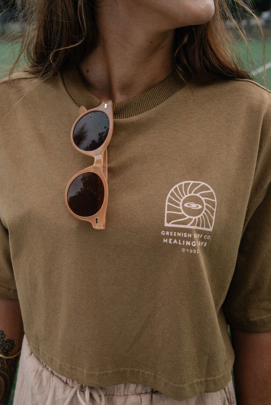 Camiseta cropped oversized Peace and Blessings da Greenish, em caqui, com modelo casual e confortável.