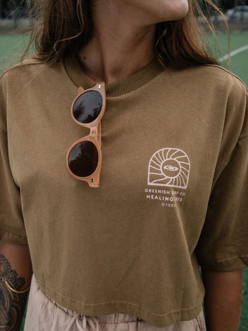 Camiseta cropped oversized Peace and Blessings da Greenish, em caqui, com modelo casual e confortável.