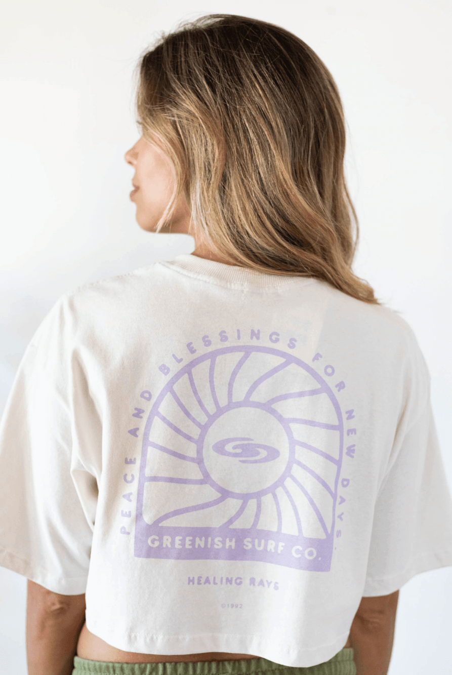 Camiseta cropped oversized Peace and Blessings da Greenish, em off white, com estampa exclusiva e gola larga.