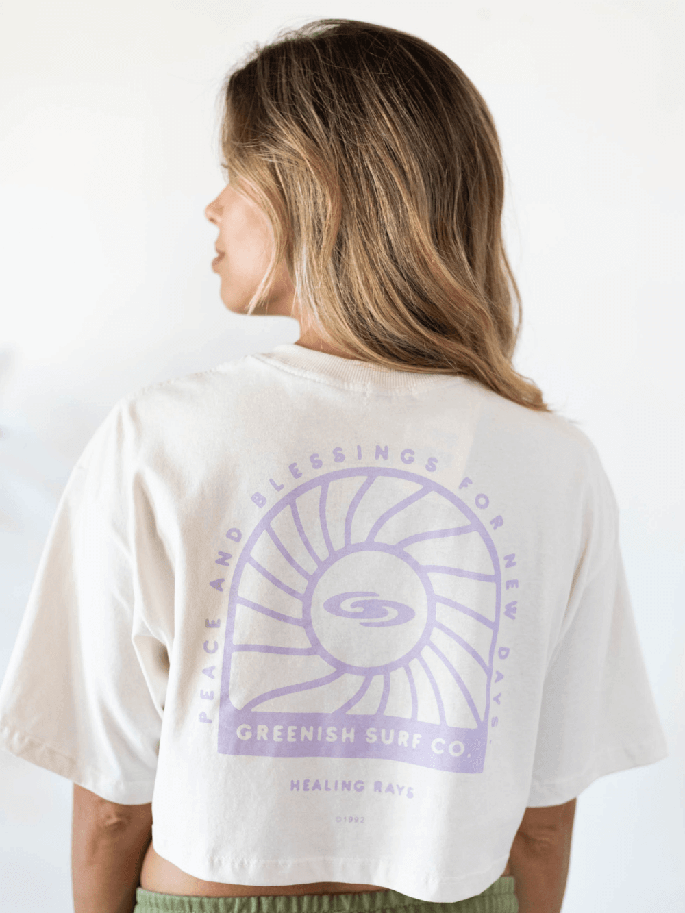 Camiseta cropped oversized Peace and Blessings da Greenish, em off white, com estampa exclusiva e gola larga.