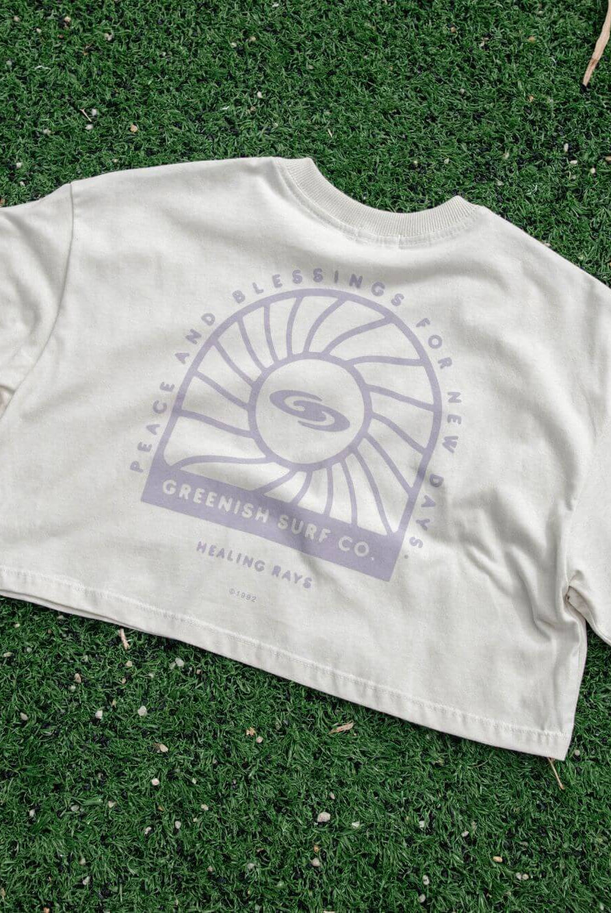 Camiseta cropped oversized Peace and Blessings da Greenish, off white, com estampa exclusiva e conforto.