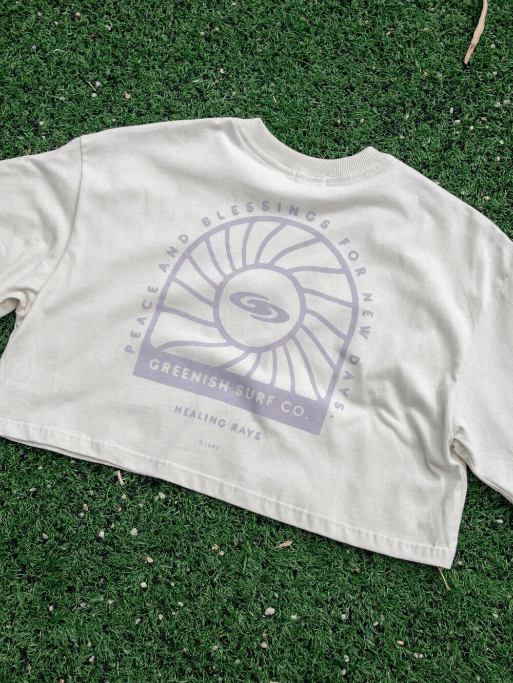 Camiseta cropped oversized Peace and Blessings da Greenish, off white, com estampa exclusiva e conforto.