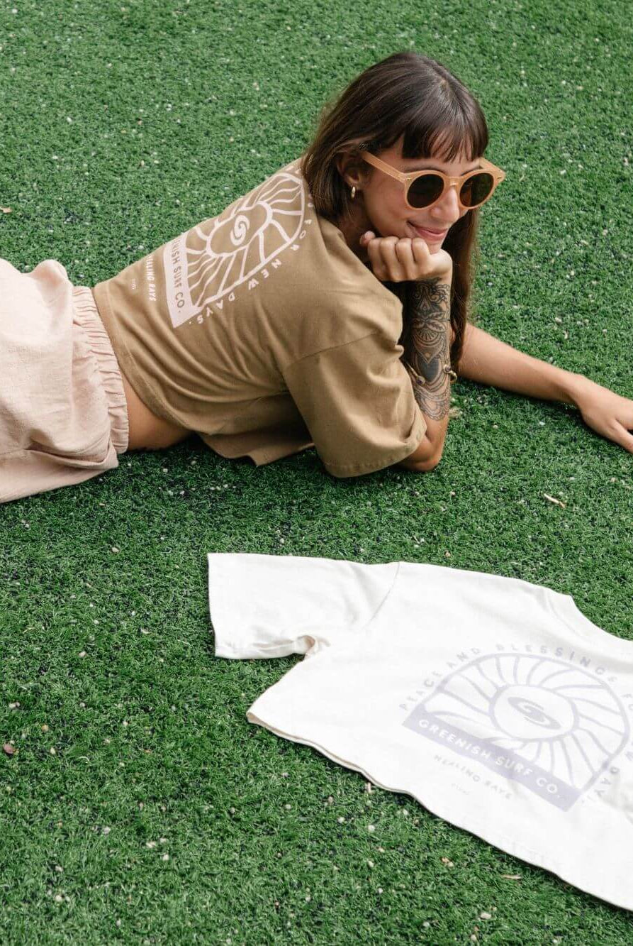 Camiseta cropped oversized Peace and Blessings da Greenish, em algodão, estilo descontraído e confortável.