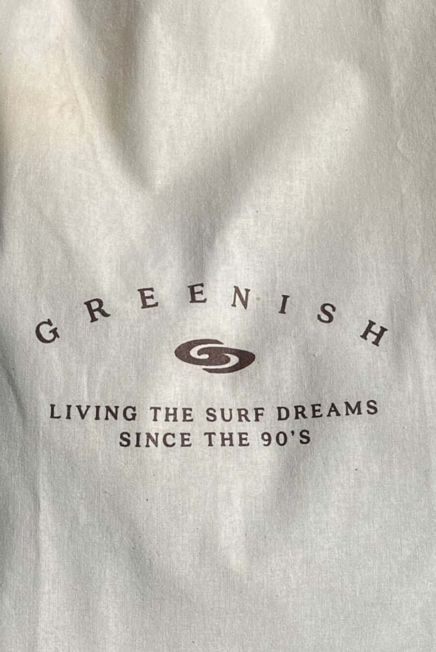 Logotipo da Greenish com a frase 'Living the surf dreams since the 90's' em fundo claro.