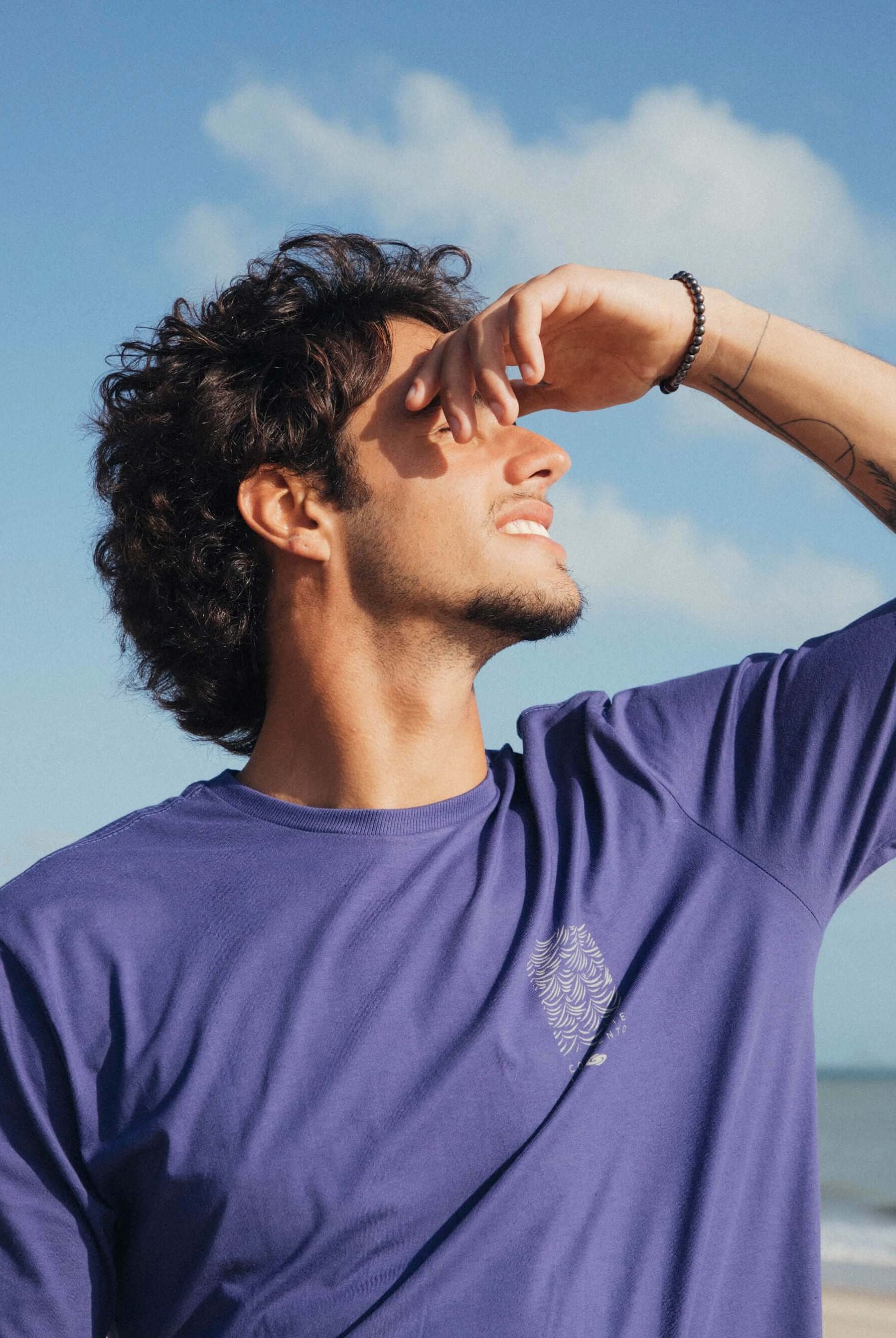 Camiseta masculina azul royal da marca Greenish, estilo e conforto à beira-mar.