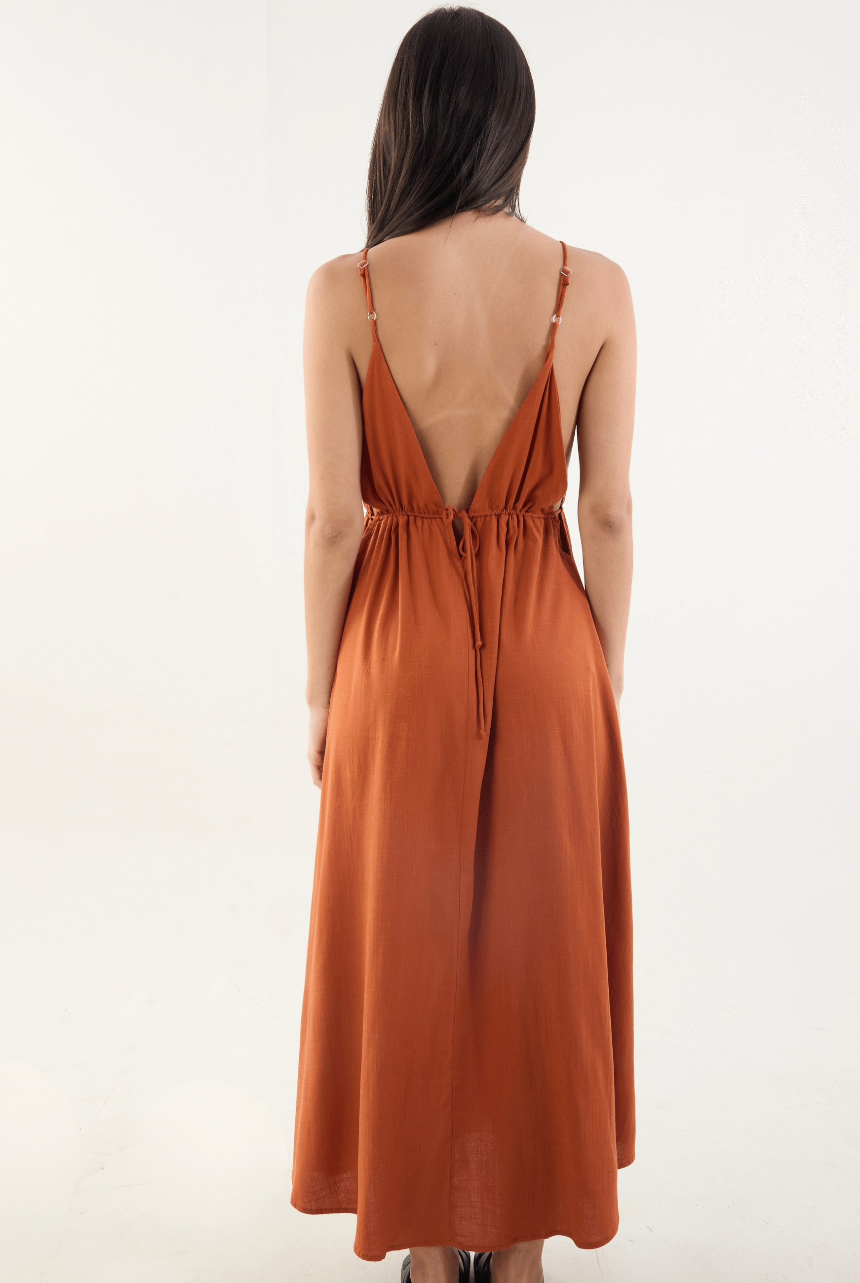 Vestido Longo Gaia Telha da Greenish com recorte em V, alças ajustáveis e amarração, elegância e liberdade em dias de sol.