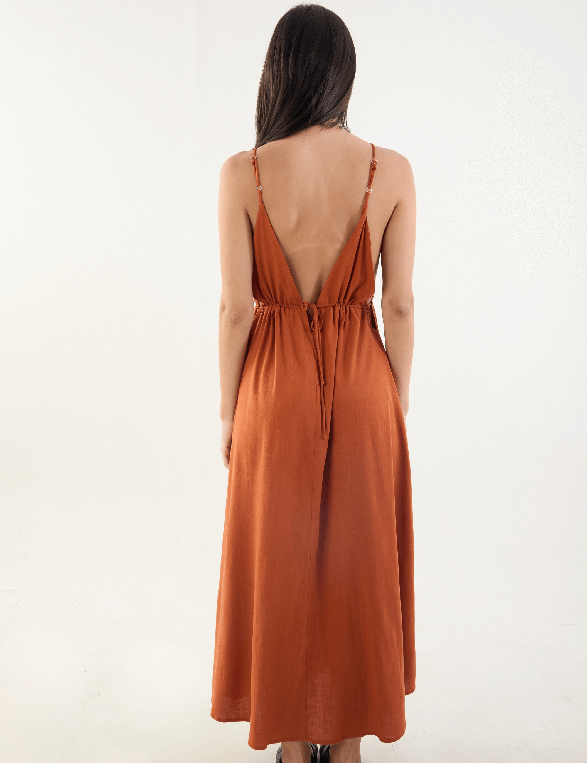 Vestido Longo Gaia Telha da Greenish com recorte em V, alças ajustáveis e amarração, elegância e liberdade em dias de sol.