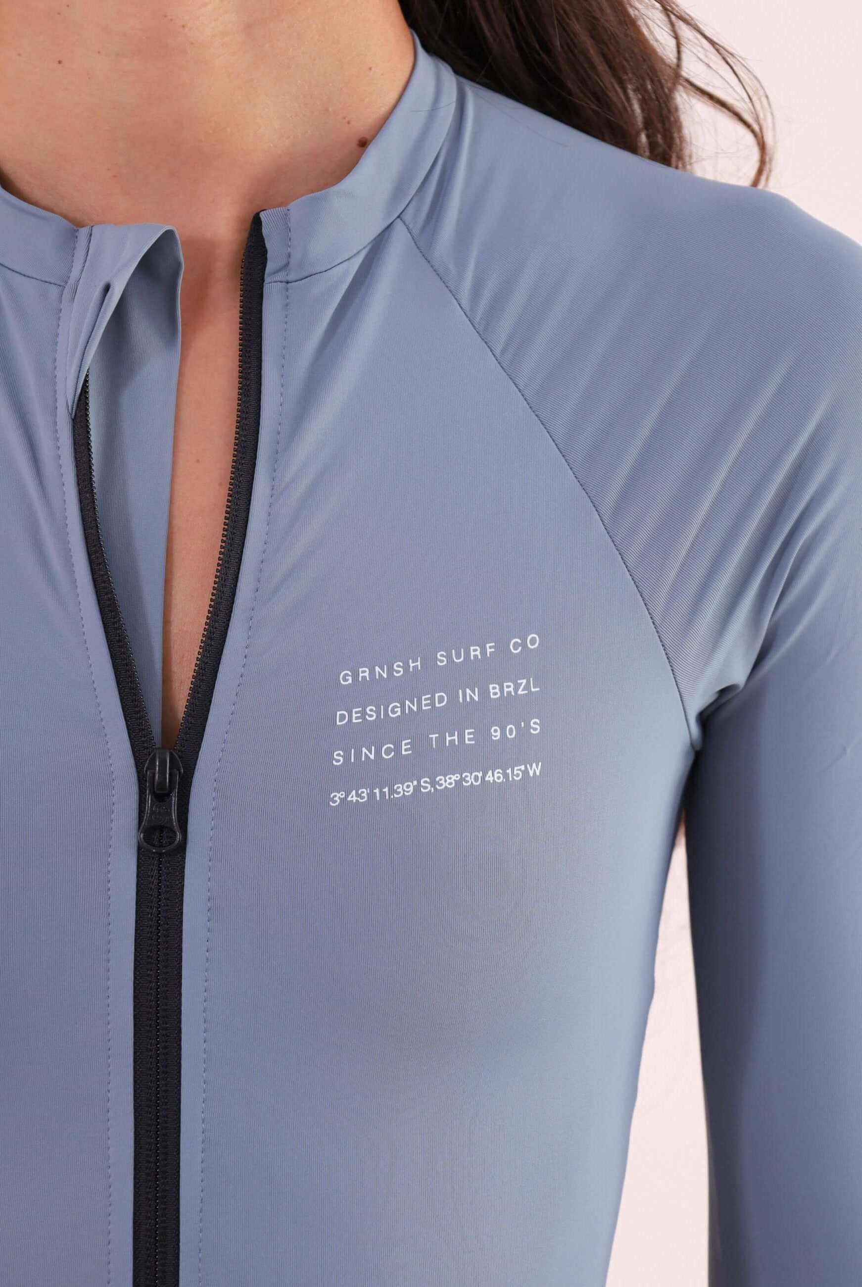 Maiô Manga Longa Joana Duo Color - Cinza da Greenish com zíper frontal e proteção UV, ideal para surf e piscina.