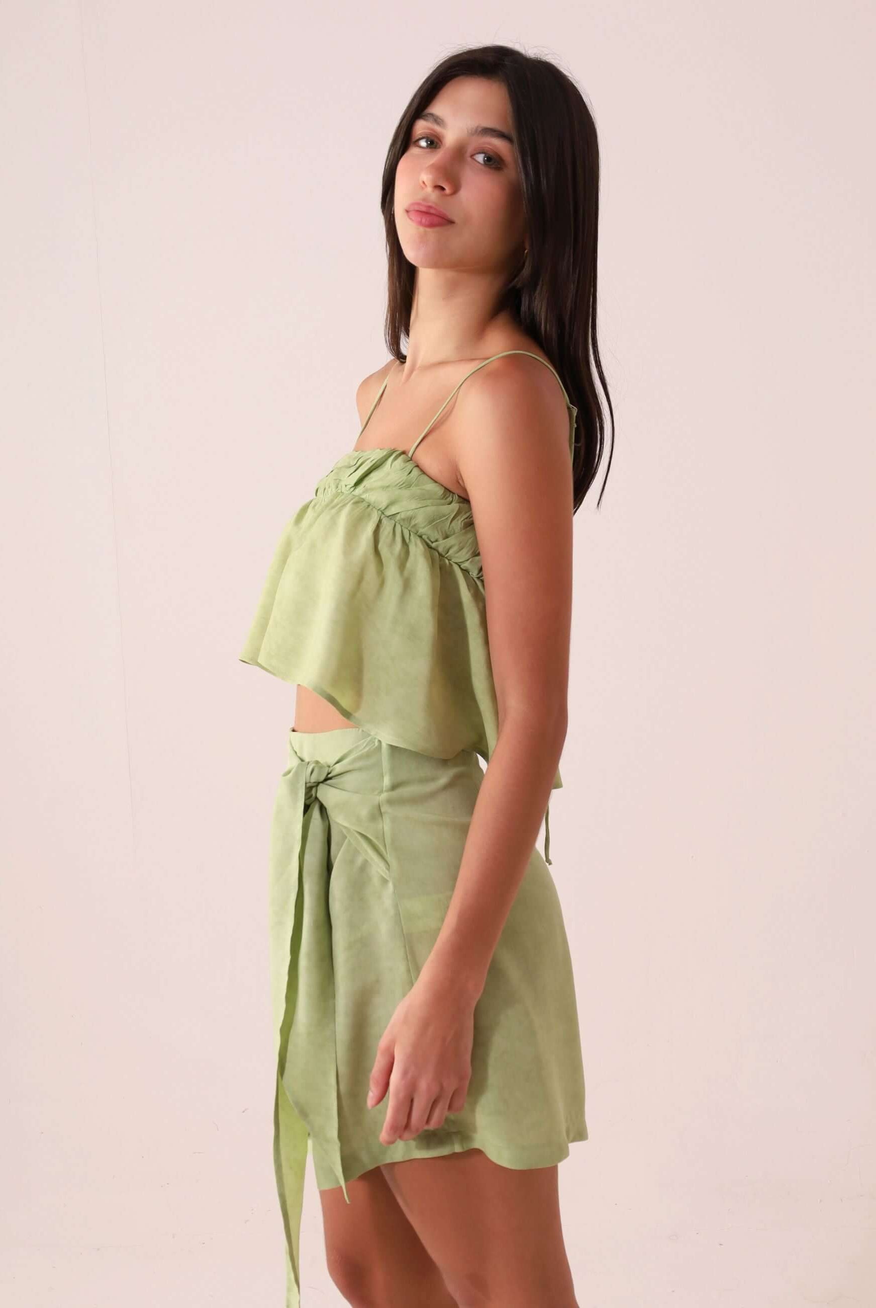 BLUSA THÁ - VERDE da Greenish em viscose texturizada com caimento solto, decote reto e alças finas, estilo romântico.