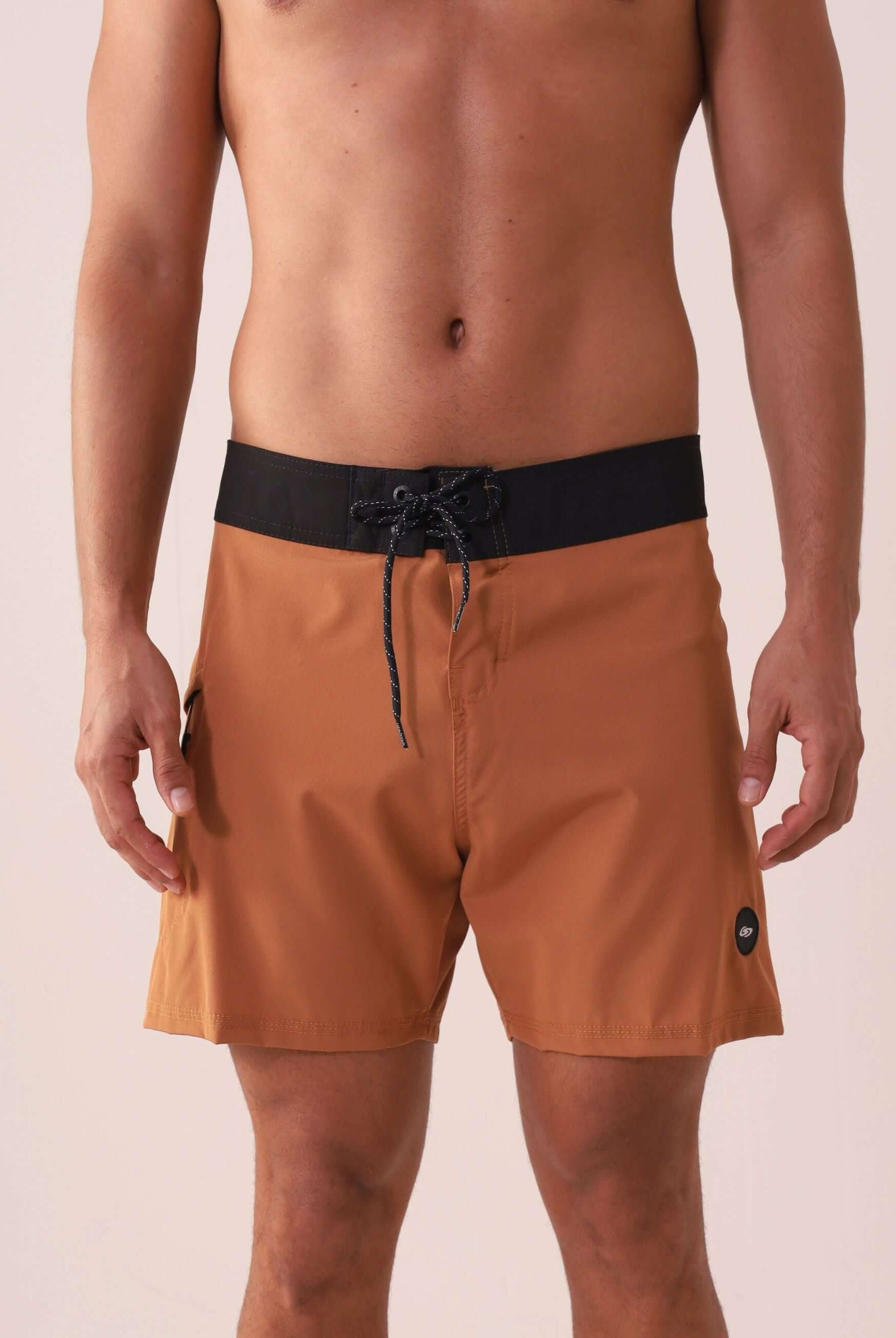 Homem usando short Greenish BOARDSHORT CLASSIC TRUNK ESSENCIAL - CAQUI, destacando estilo e praticidade para praia ou rua.