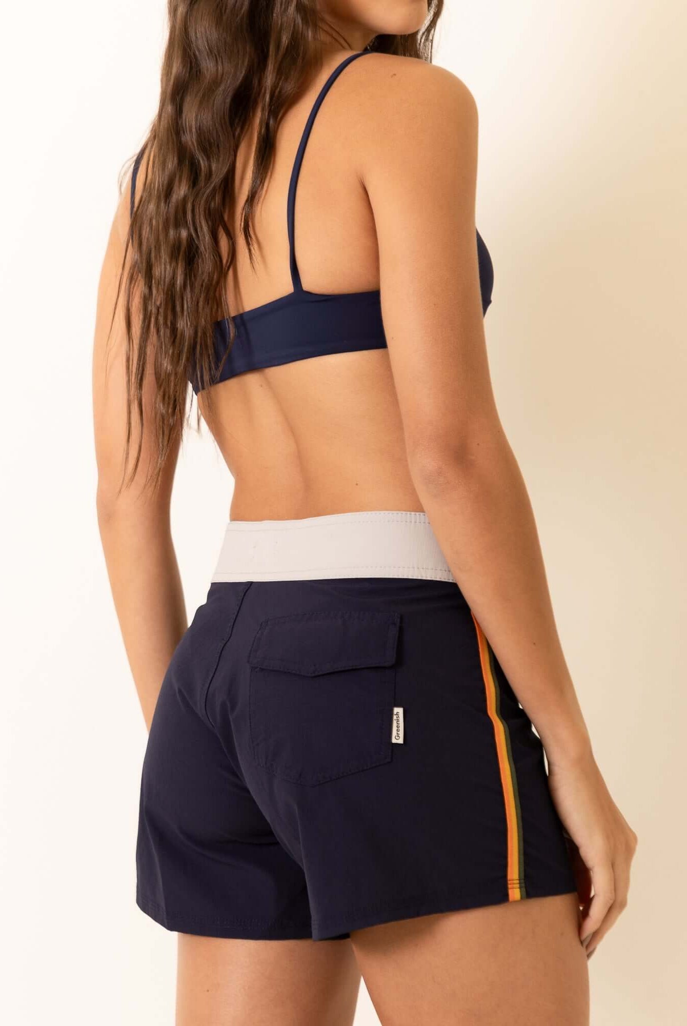 Mulher vestindo Boardshort Grnsh - Azul Marinho da Greenish, com design versátil e ajuste ao corpo.