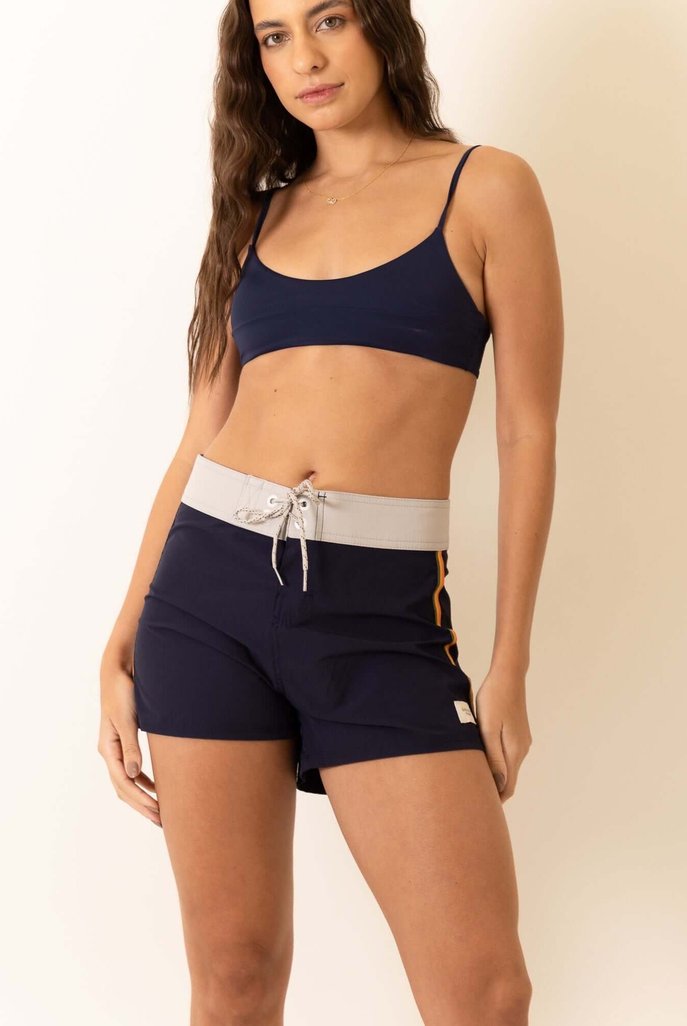 Mulher vestindo Boardshort Grnsh - Azul Marinho da Greenish com design ajustado e moderno, ideal para versatilidade e estilo.