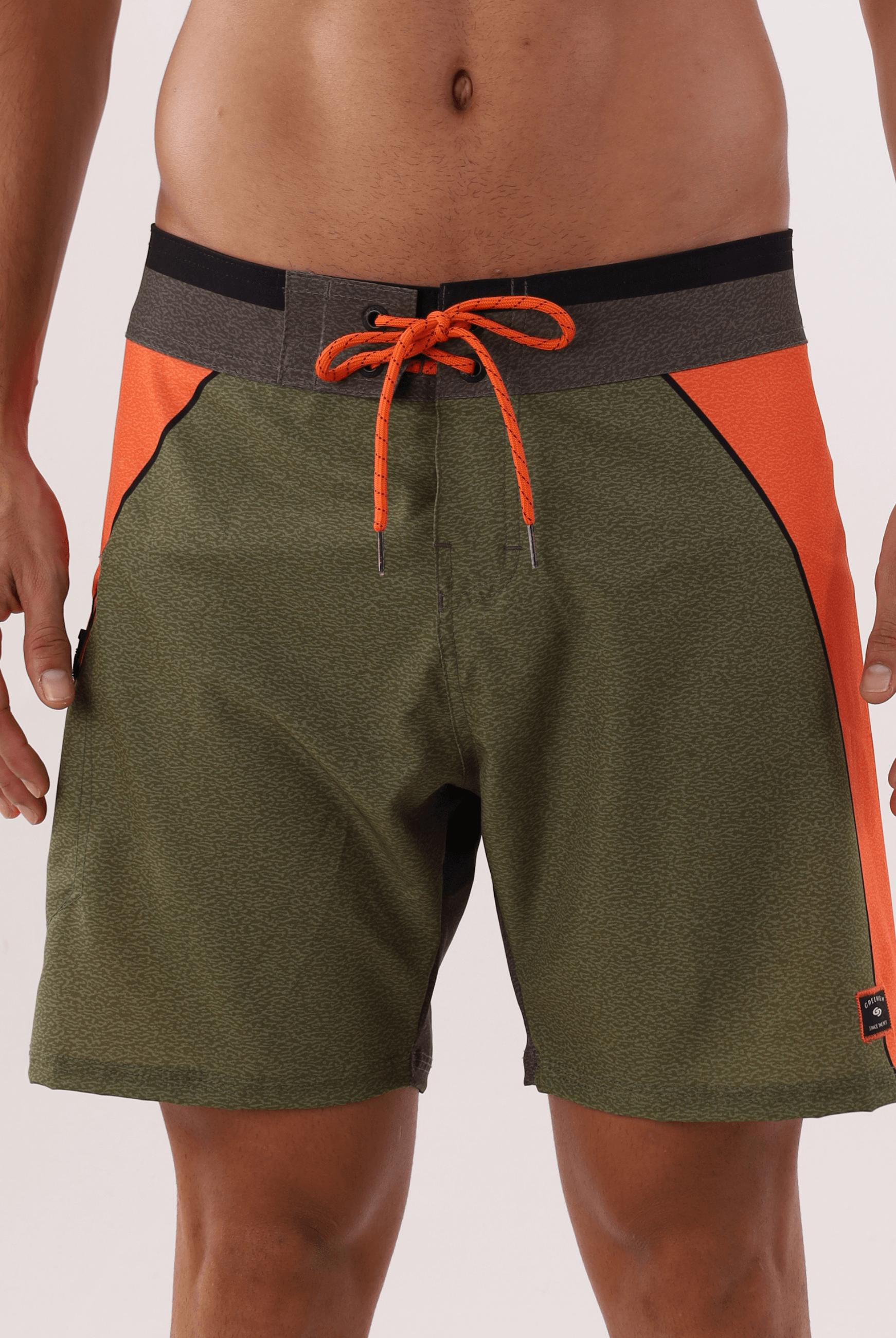 Bermuda Boardshort Verde Outdoor Adventures da Greenish, ideal para esportes aquáticos e aventuras ao ar livre, com design moderno e confortável.