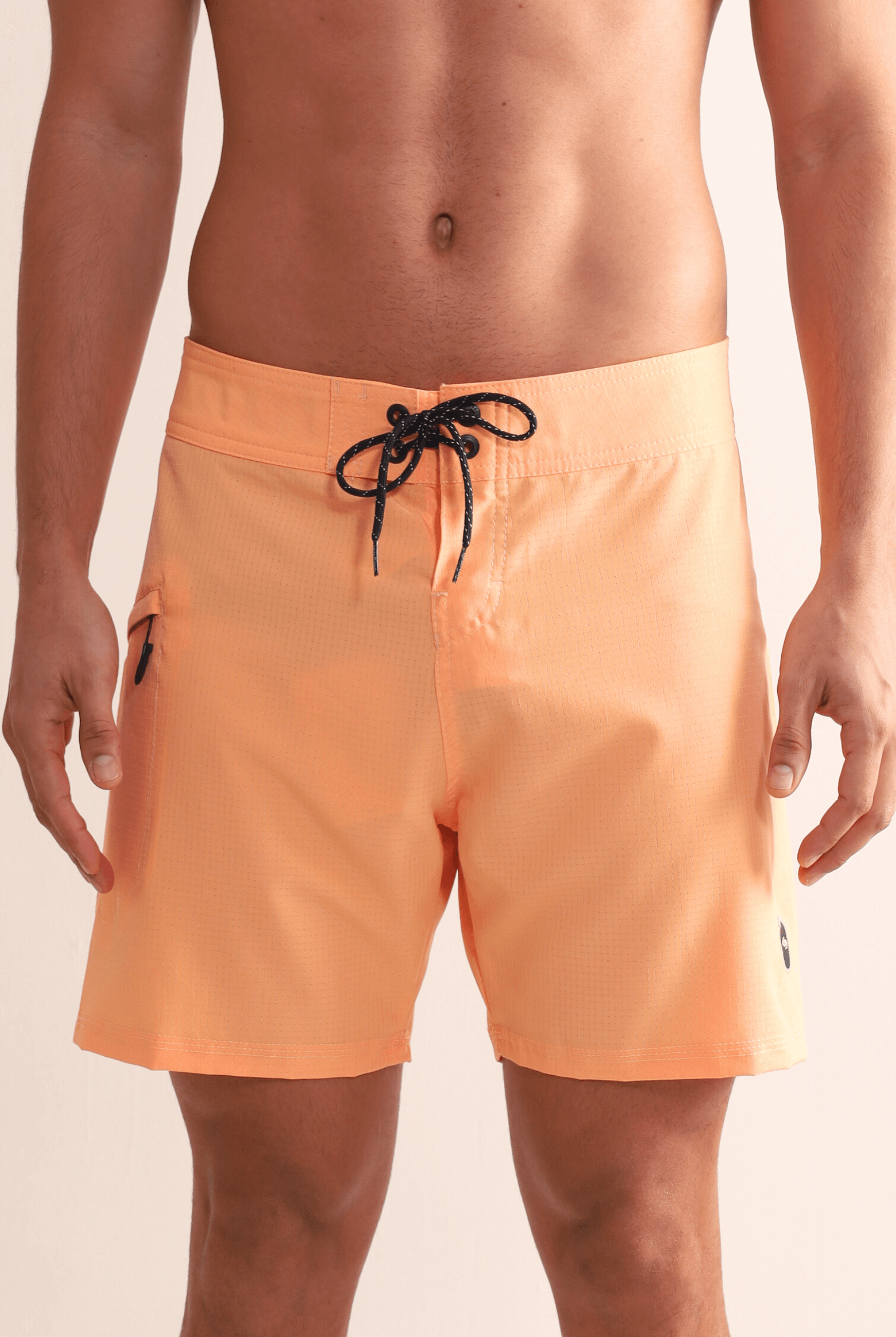 Boardshort laranja Greenish "Sunset", leve, alta performance, com secagem rápida e bolso lateral. Ideal para aventuras na água.