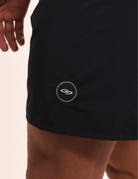 Shorts preto Greenish com logotipo visível, ideal para atividades aquáticas. Material leve e de secagem rápida para maior conforto.