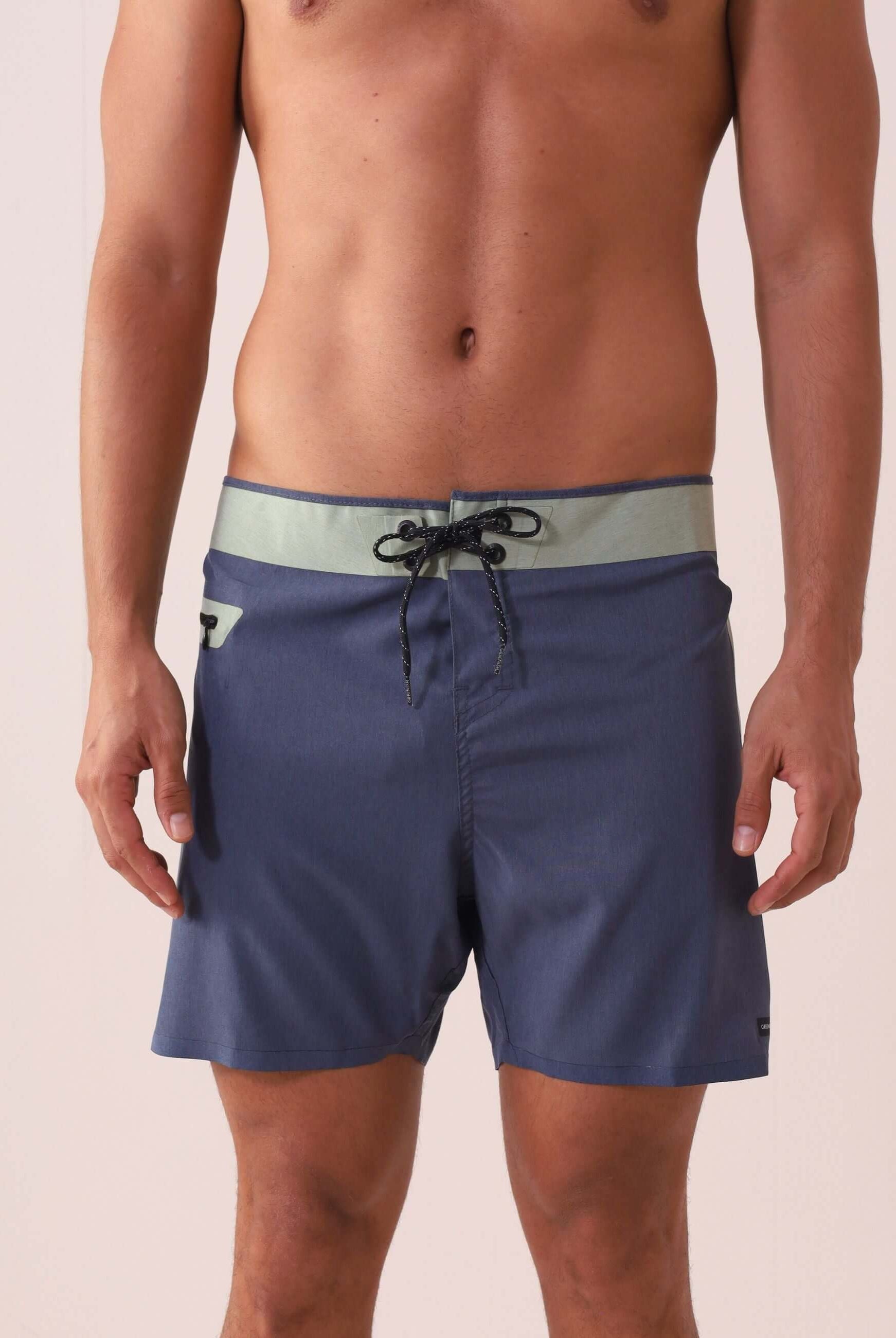 Boardshort Ultralight II Color - Azul Marinho da Greenish, conforto e estilo para surfe e aventuras ao ar livre.