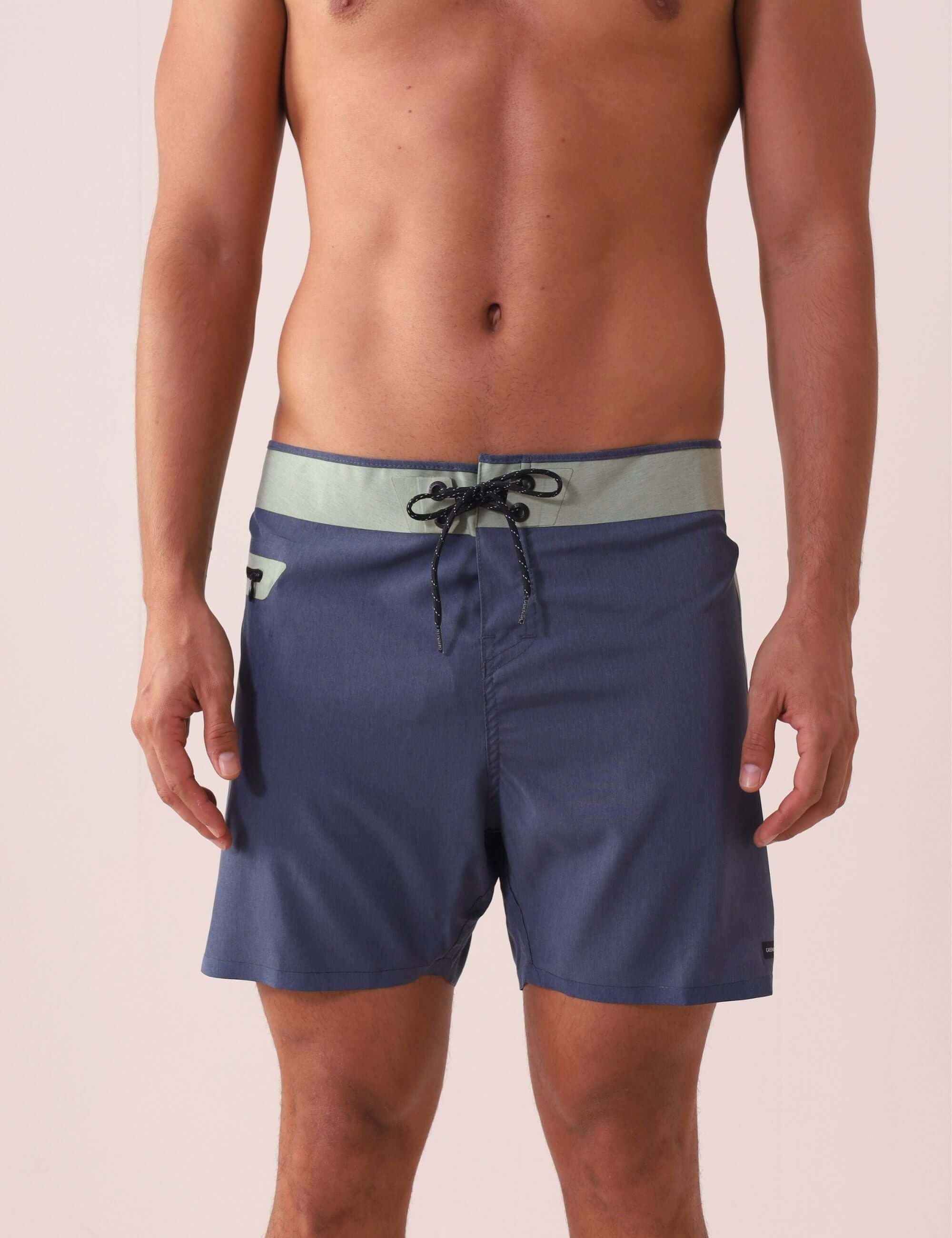 Boardshort Ultralight II Color - Azul Marinho da Greenish, conforto e estilo para surfe e aventuras ao ar livre.