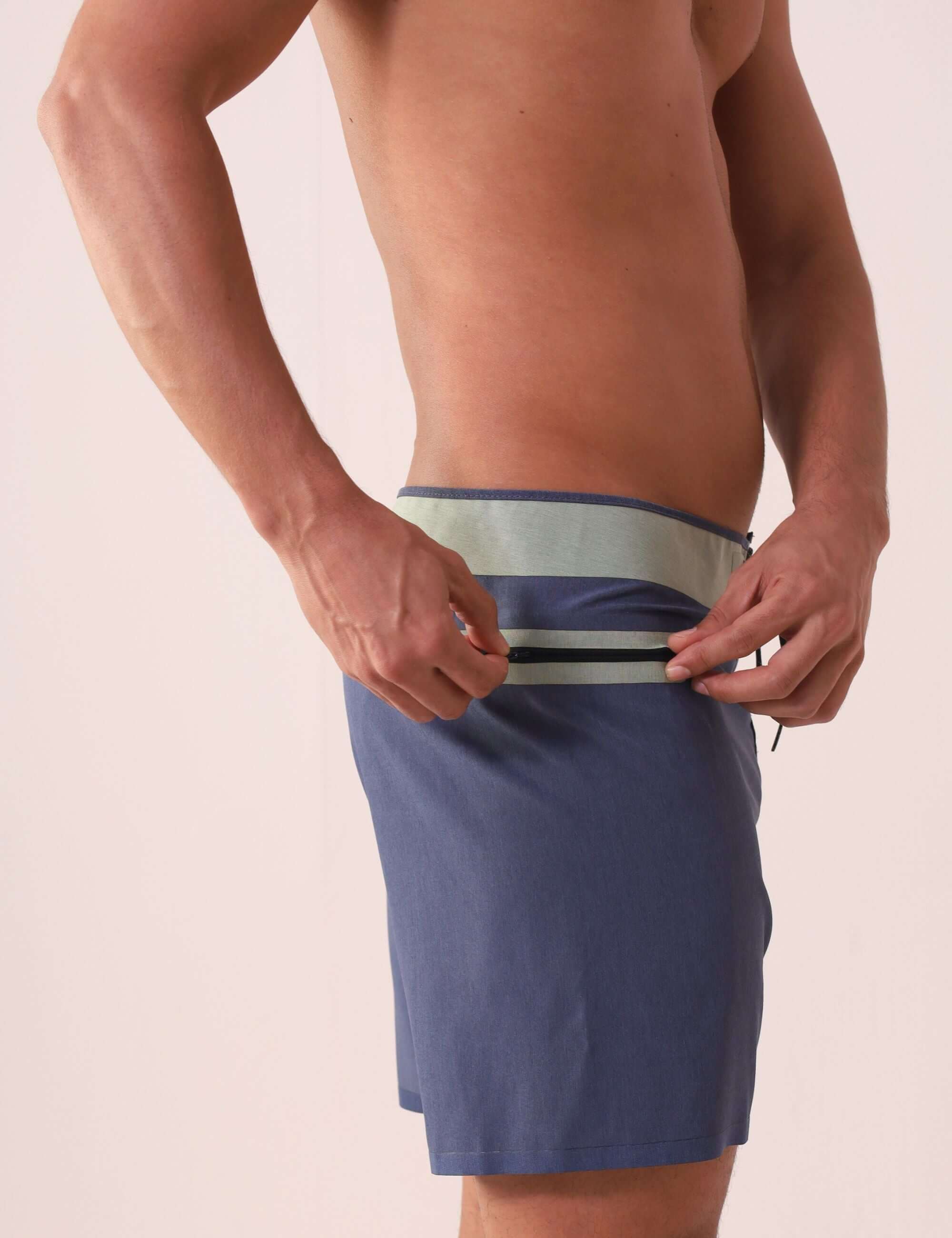 Greenish Boardshort Ultralight II Color - Azul Marinho, confortável e ideal para surfe, com tecnologia colada e bolso com zíper.