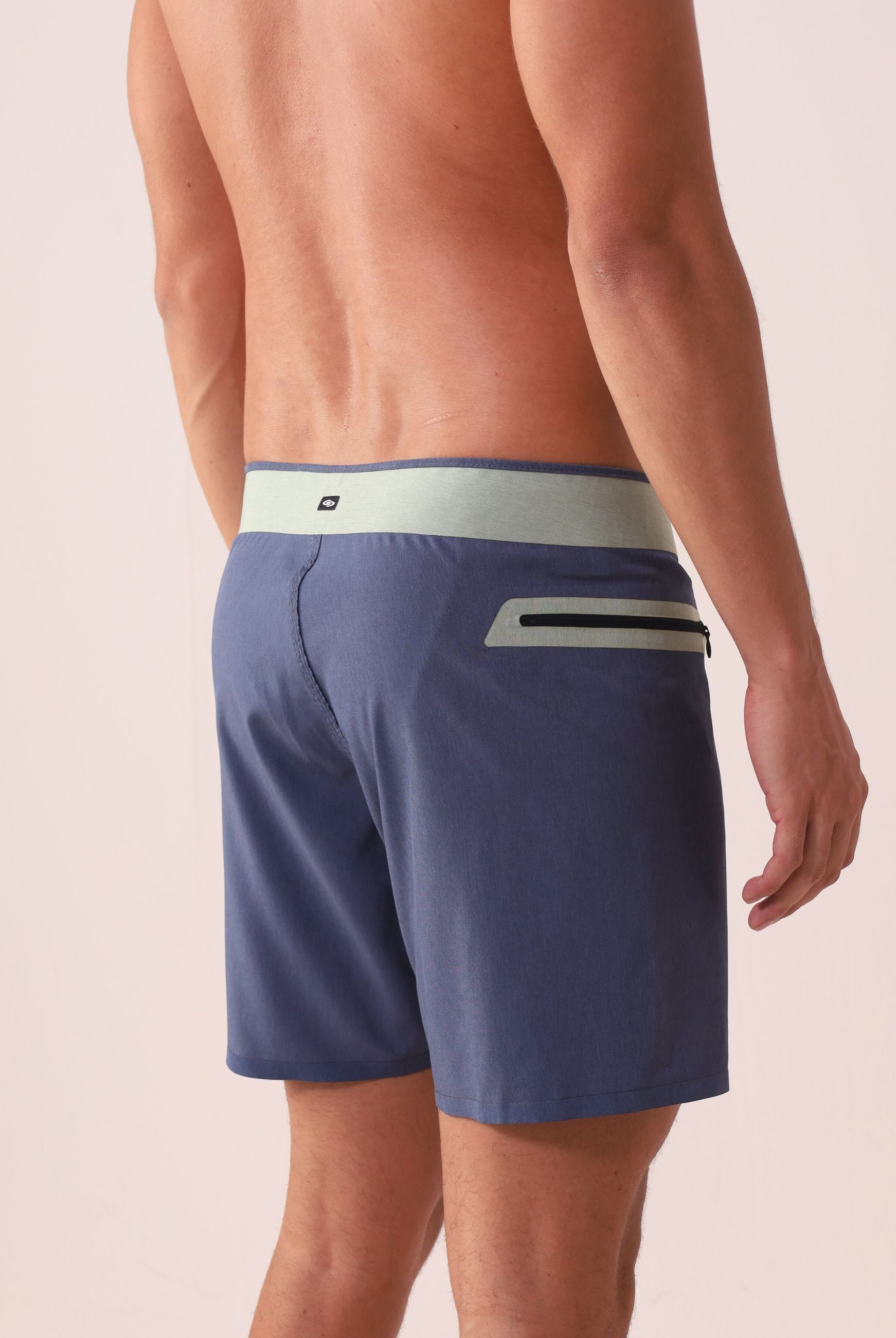 Boardshort Ultralight II Color - Azul Marinho da Greenish, vista traseira, ideal para surfe e atividades ao ar livre.