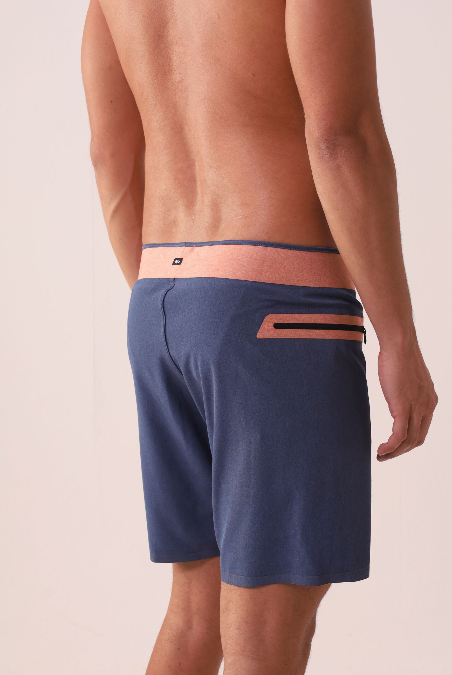 Boardshort Ultralight II Ocean - Azul Marinho da Greenish, mostrando o design leve e anatômico, bolso lateral e recorte colado.