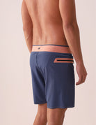 Boardshort Ultralight II Ocean - Azul Marinho da Greenish, mostrando o design leve e anatômico, bolso lateral e recorte colado.