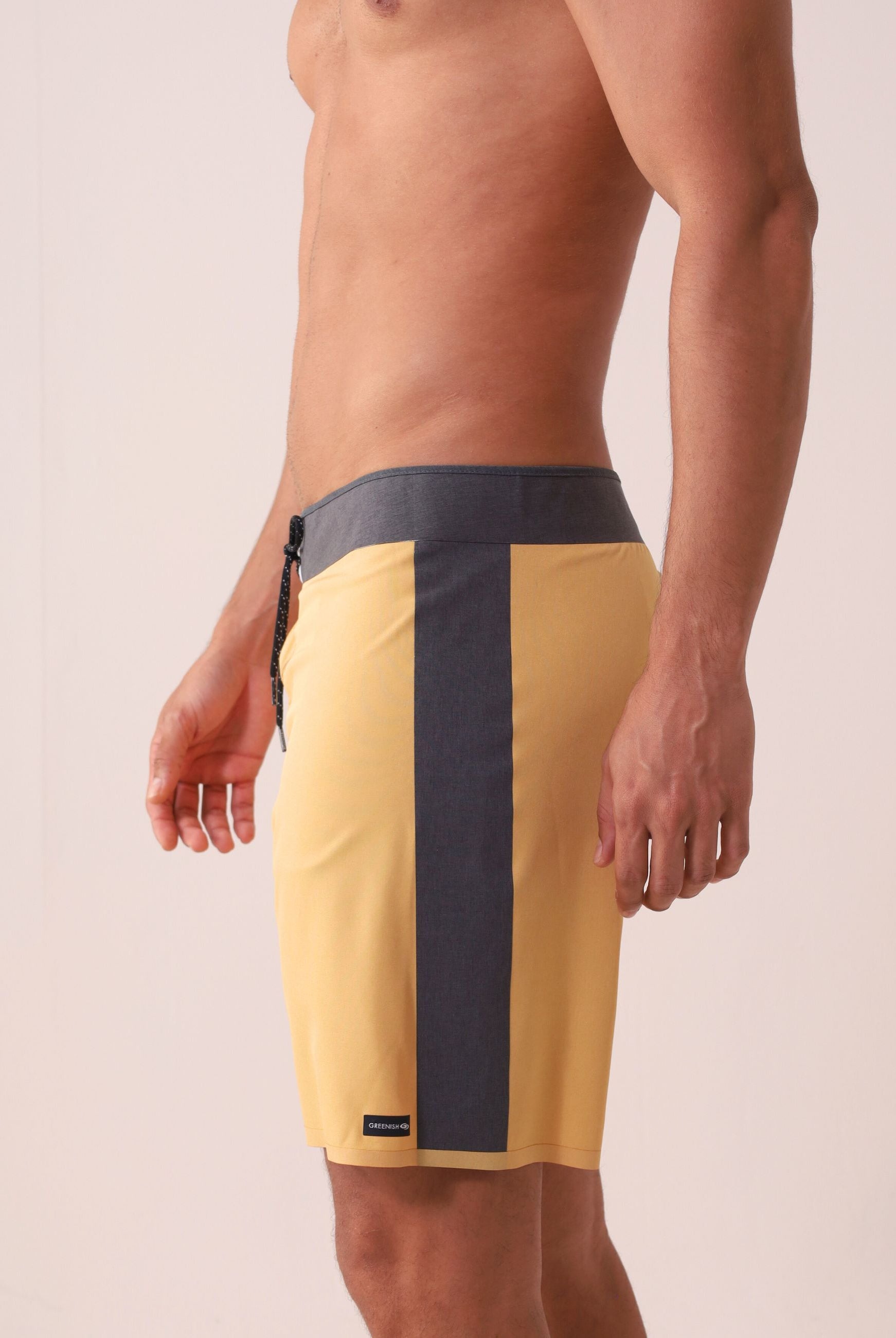 Homem vestindo BoardShort Ultralight II Ocean - Mostarda da Greenish com design leve e anatômico para esportes aquáticos.