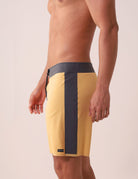 Homem vestindo BoardShort Ultralight II Ocean - Mostarda da Greenish com design leve e anatômico para esportes aquáticos.