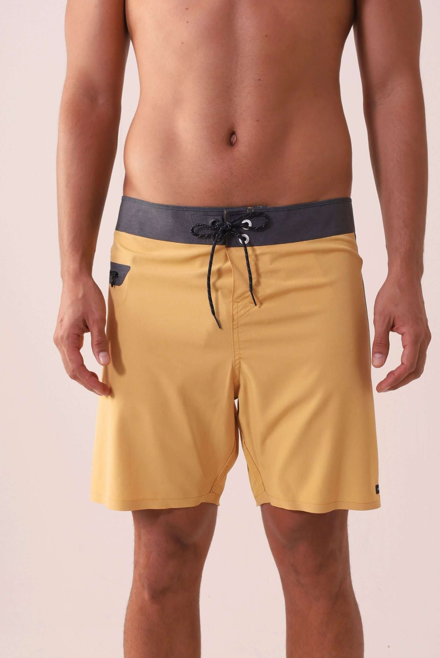 BoardShort Ultralight II Ocean - Mostarda da Greenish em tecido leve, secagem rápida, cós anatômico e bolso lateral com zíper.