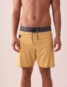 BoardShort Ultralight II Ocean - Mostarda da Greenish em tecido leve, secagem rápida, cós anatômico e bolso lateral com zíper.