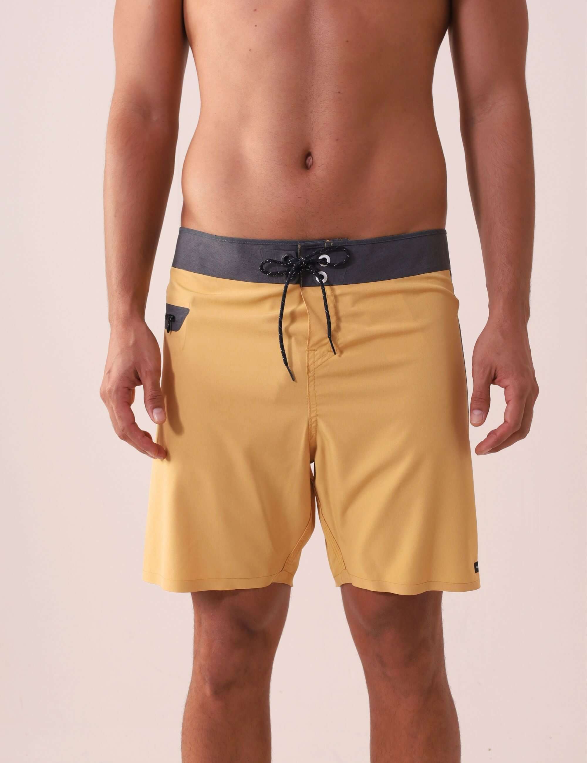 BoardShort Ultralight II Ocean - Mostarda da Greenish em tecido leve, secagem rápida, cós anatômico e bolso lateral com zíper.