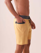 BoardShort Ultralight II Ocean - Mostarda da Greenish com design leve, bolso com zíper, ideal para atividades esportivas.